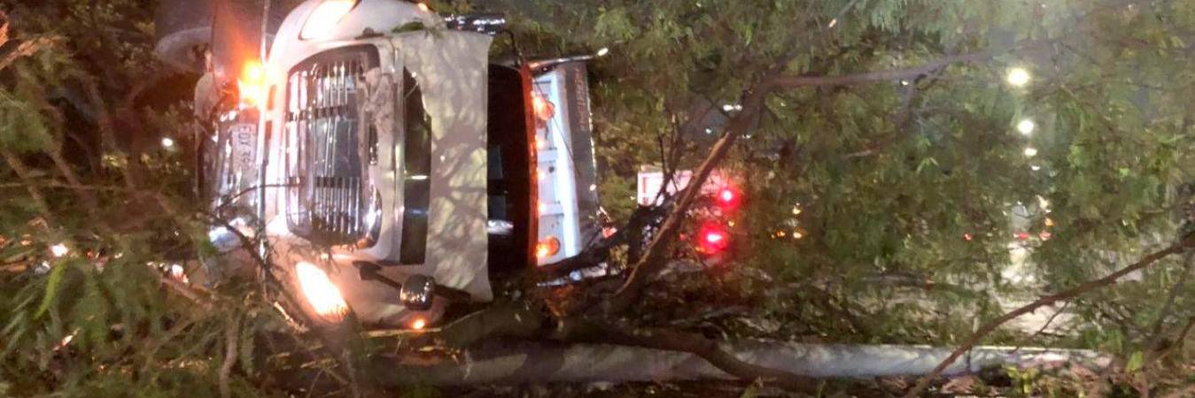 La volqueta tumbó un árbol y chocó a un carro y una moto. / FOTO: DENUNCIAS ANTIOQUIA