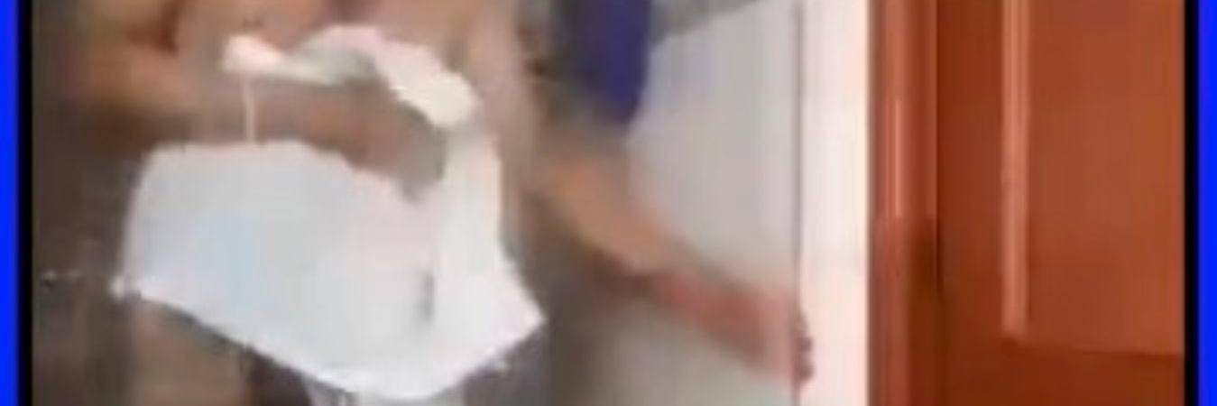 El abogado no se percató de la cámara estaba encendida mientras se duchaba. /FOTO: CAPTURA DE VIDEO TOMADA DE X 