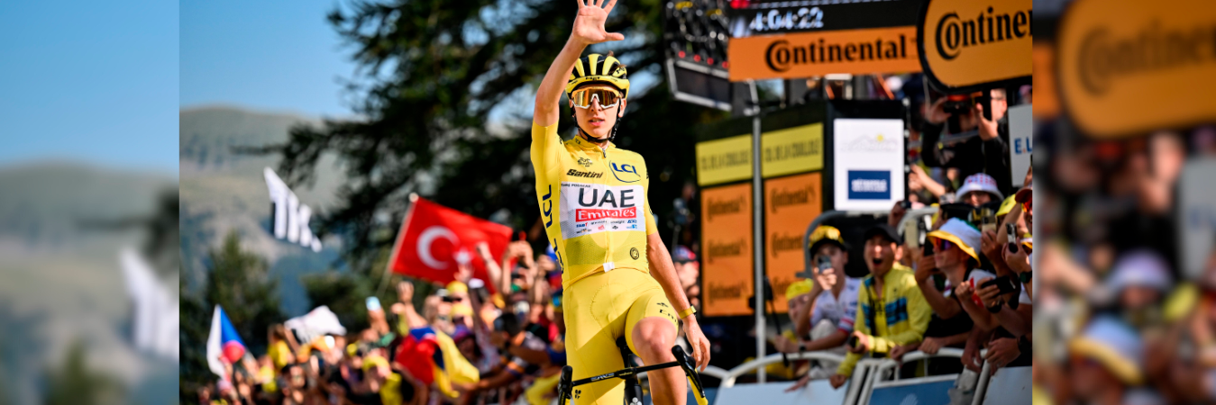 Tadej Pogacar celebra su quinta victoria de etapa en el Tour de Francia 2024. /FOTO: X @LeTour