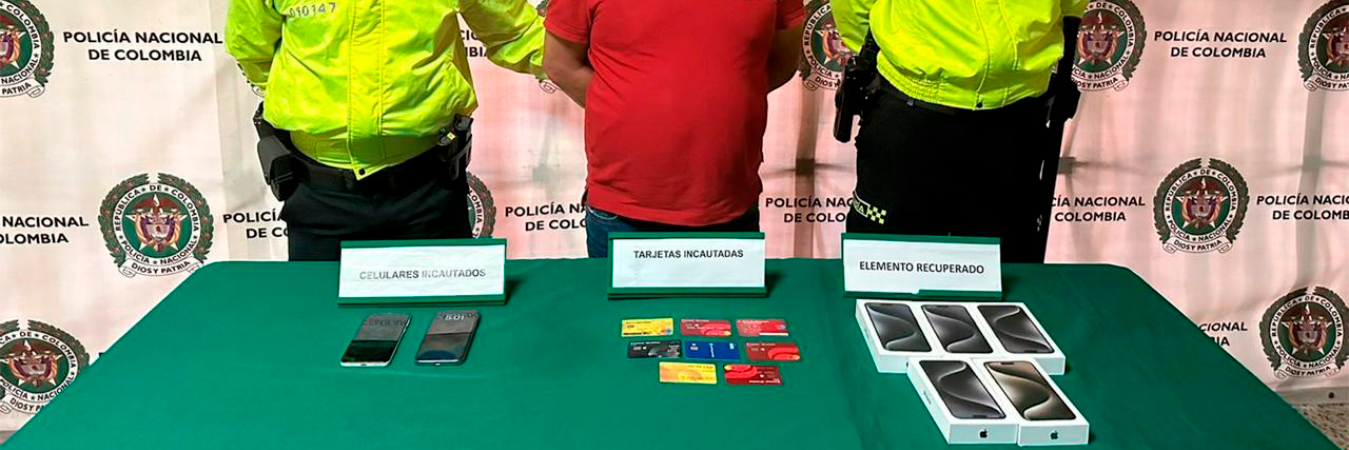 Al sospechoso le hallaron varias tarjetas de crédito. /FOTO: POLICÍA NACIONAL.