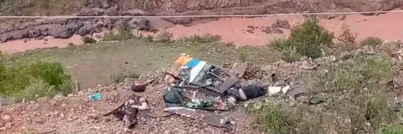 El bus se rodó por el abismo, estaban a 60 kilómetros de Potosí. / FOTO: TOMADA DE REDES SOCIALES
