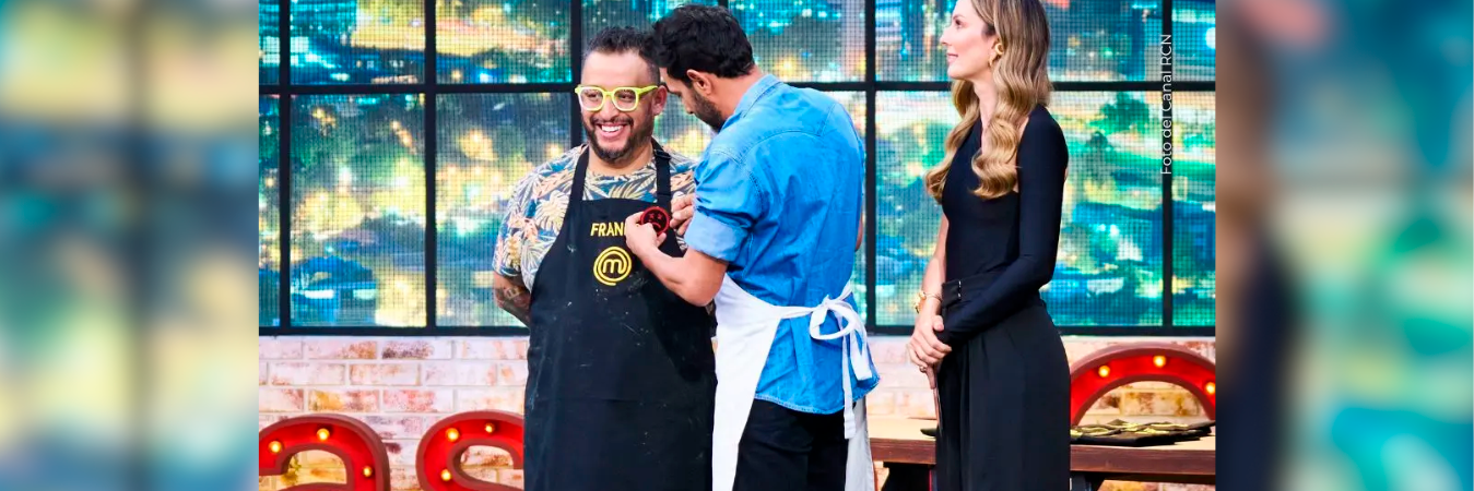 Esta es la segunda vez que se entrega este pin, el primero fue para Alejandro Estrada, quien se encargó de ponérselo. / FOTO: CANAL RCN