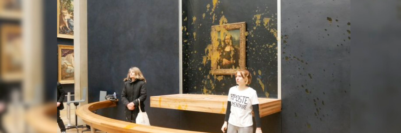 La mujeres fueron escudadas cuando terminaron su protesta y la sala fue evacuada. /FOTO: X @riposte_alim