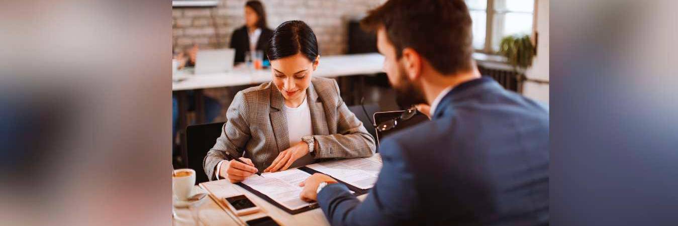 Migrantes buscan empleo en Medellín. / FOTO: IMAGEN REFERENCIA - CANVA