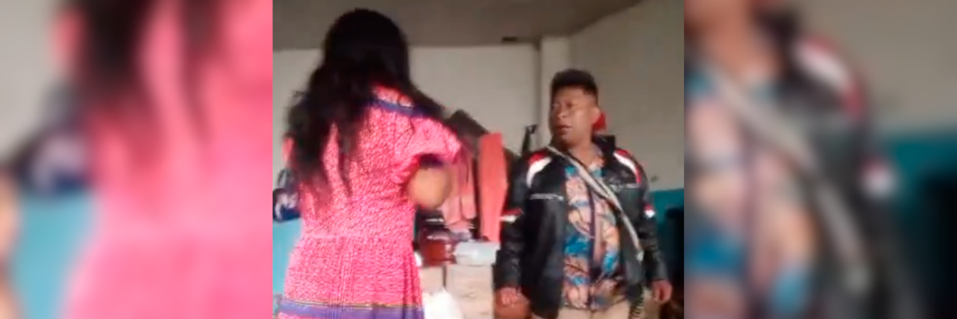 En el video se ve cuando el hombre ataca en múltiples oportunidades a la mujer. / FOTO: CAPTURA DE PANTALLA