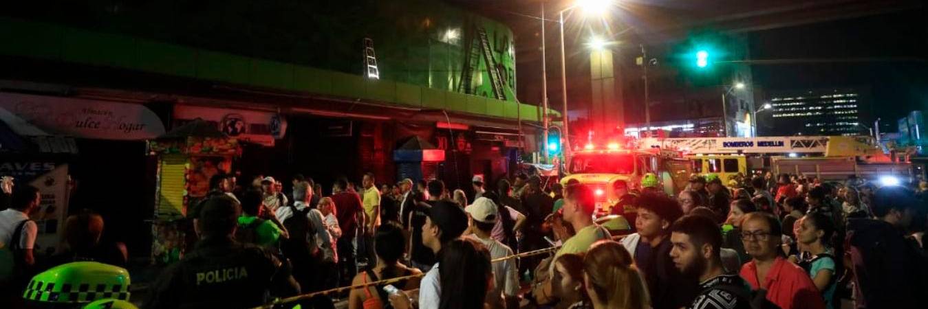 Bomberos de Medellín y de Bello atendieron el incendio en El Hueco. /FOTO: CAMILO SUÁREZ 
