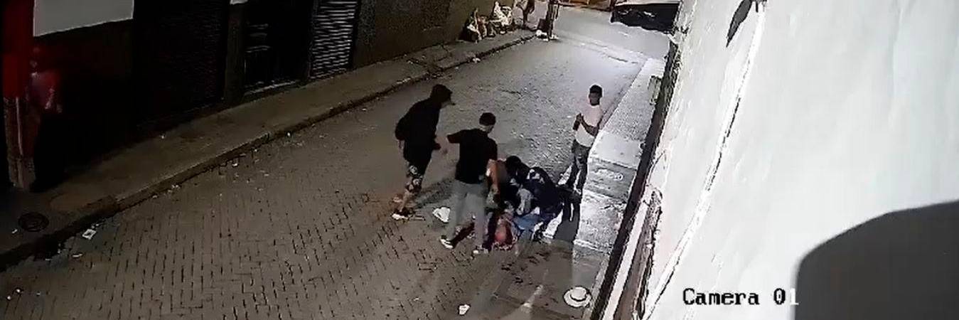 Los 5 delincuentes también le hurtaron las pertenencias del adulto mayor. /IMAGEN: TOMA DE VIDEO.