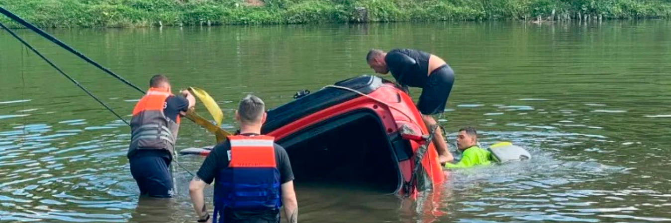 Momento en el que sacan el carro del lago. /FOTO: X @RCNPereira