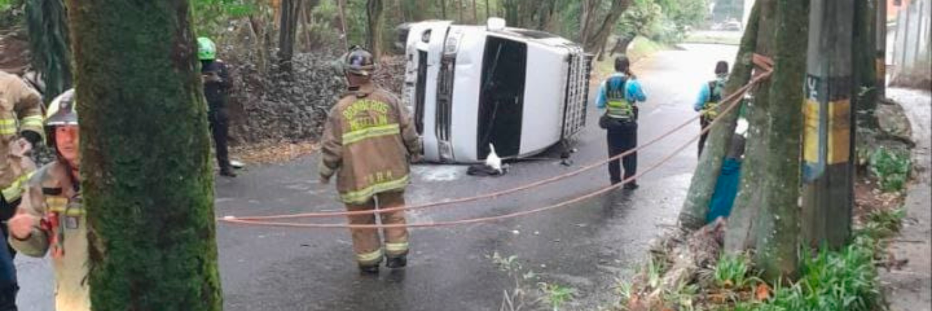 En el accidente el vehículo terminó volcado. /FOTO: DENUNCIAS ANTIOQUIA 