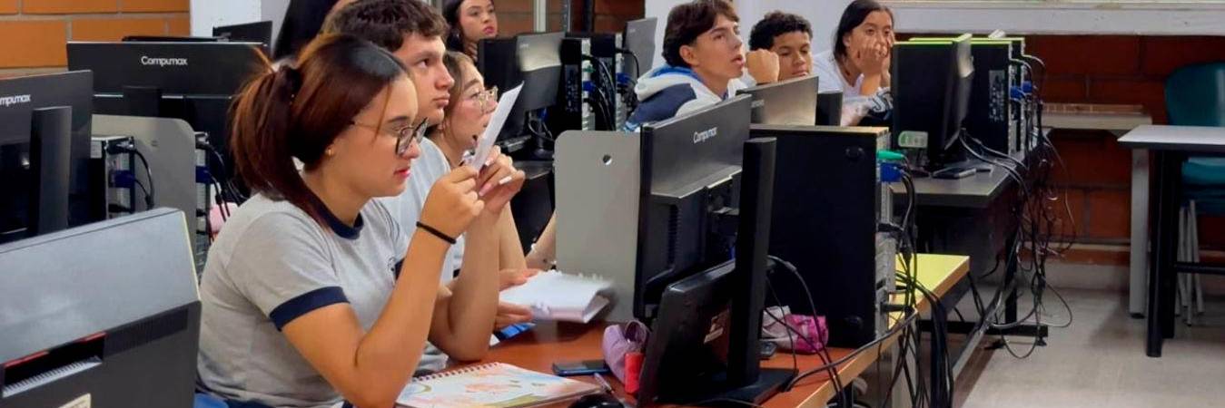 El programa Jóvenes a lo Bien se realiza a través de una alianza entre el Sena, la Policía Nacional, instituciones educativas y la Secretaría de Participación Ciudadana. /FOTO: CORTESÍA ALCALDÍA DE MEDELLÍN