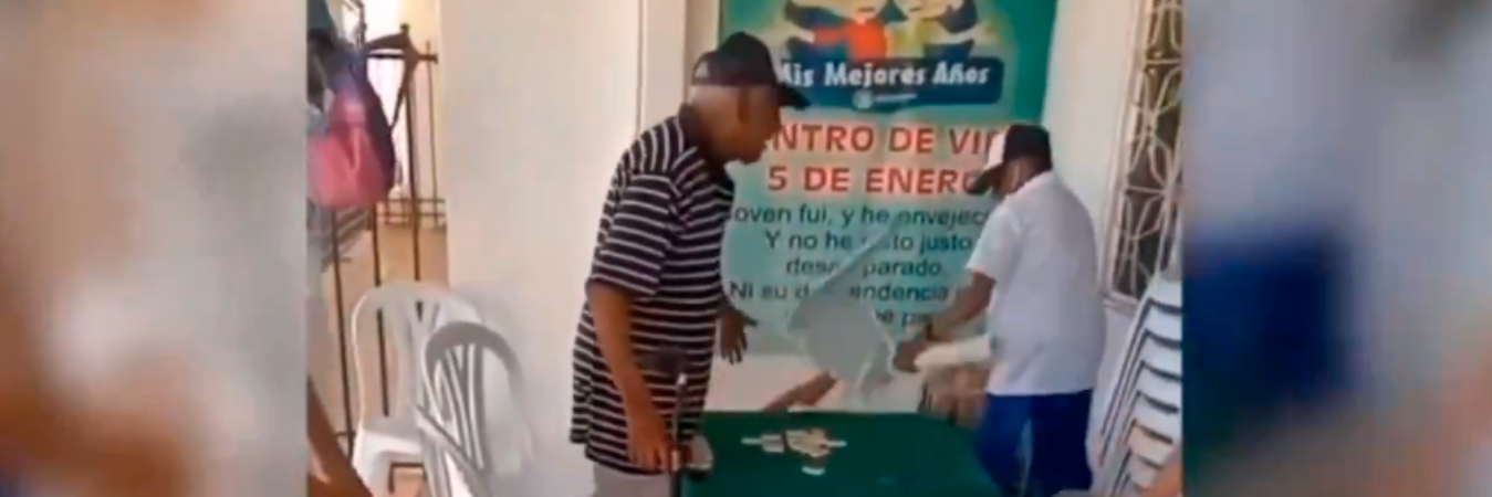 Uno de los adultos mayores terminó en el piso. /FOTO: TOMADA DE VIDEO 