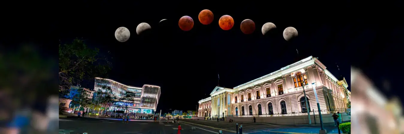  El Centro Histórico de San Salvador fue el escenario perfecto para capturar cada instante del eclipse total de Luna. /FOTO: X @SecPrensaSV