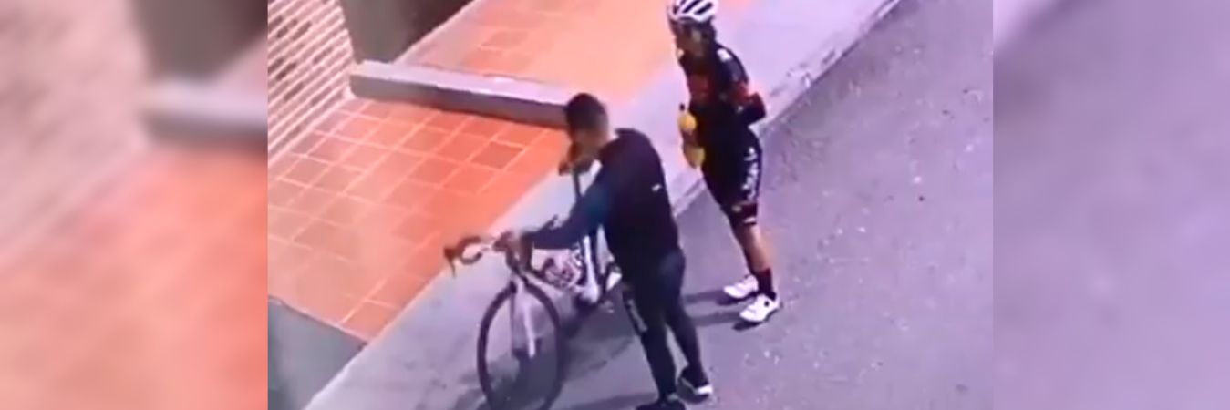 Momento en el que Isabela Galeano entrega su bicicleta. /FOTO: TOMADA DE VIDEO 