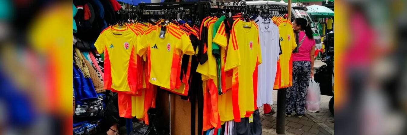 Camisetas de Colombia en el centro de Medellín. /FOTOS: SINDY VALLE. 