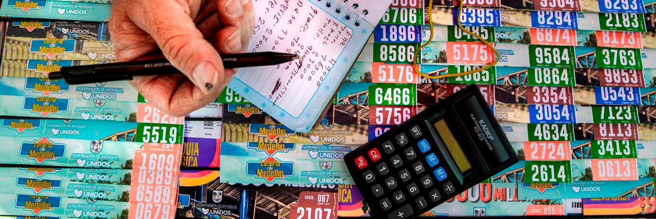 Venta de lotería en Medellín./ FOTO: CAMILO SUÁREZ. 