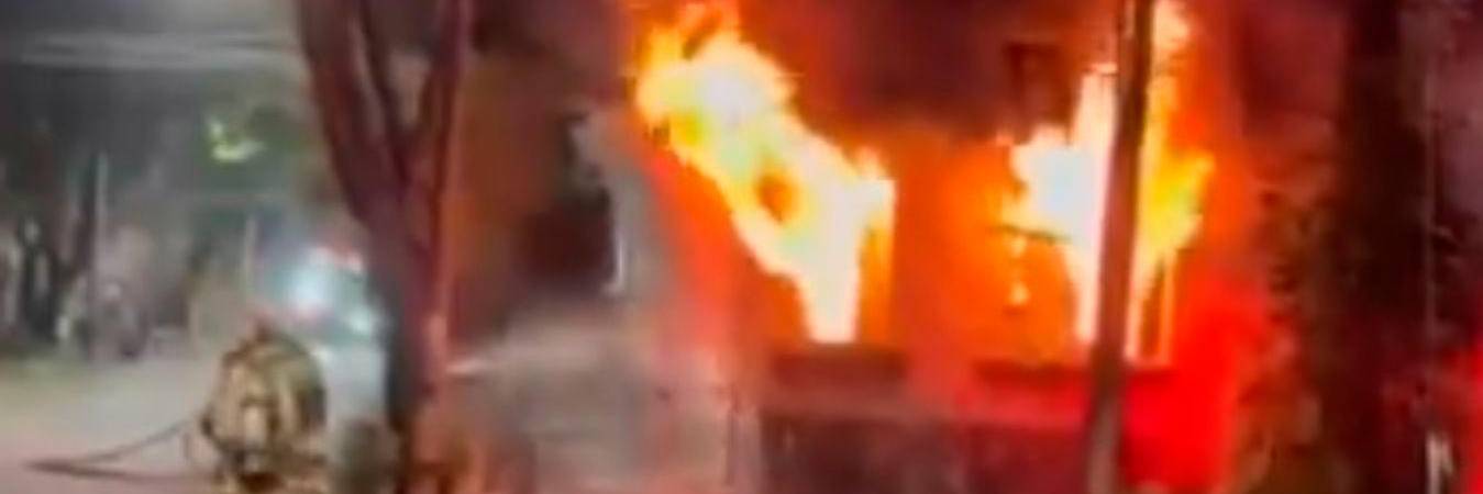 Los bomberos lograron controlar las llamas. /IMAGEN: VIDEO DAGRD.