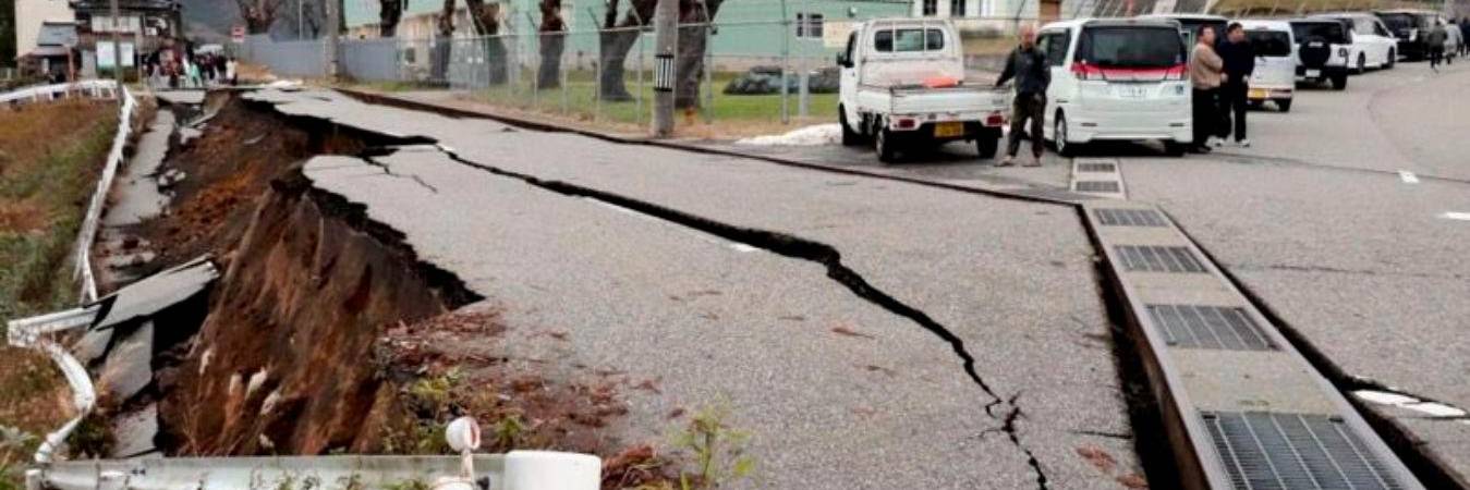 Decenas de calles dañadas dejó el terremoto en Japón. /FOTO: TOMADA DE TWITTER. 