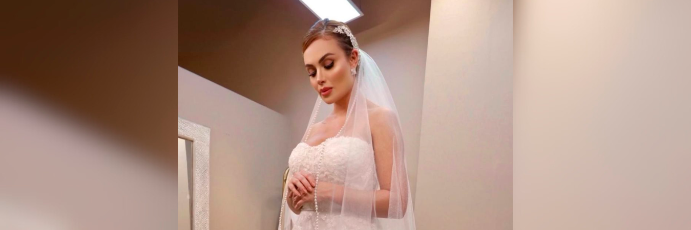 La presentadora se midió varios vestidos de novia. /FOTO: CAPTURA DE VIDEO