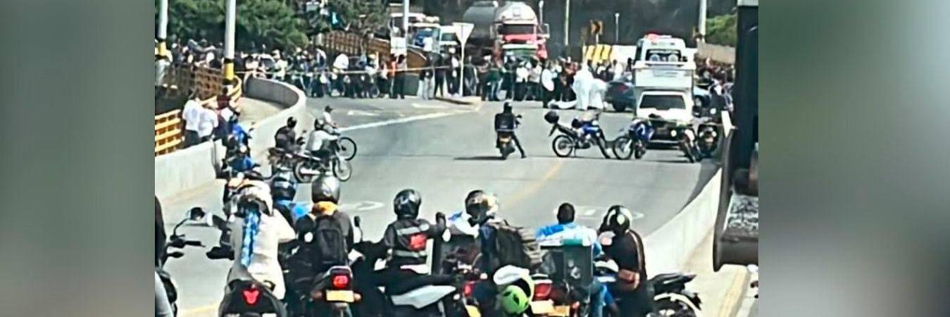 Decenas de curiosos se acercaron para presenciar el desafortunado accidente. /FOTO: TOMADAS DE PERIFONEO GIRARDOTA. 