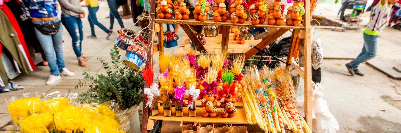 Venta de insumos para los agüeros de diciembre en el centro de Medellín. /FOTO: CAMILO SUÁREZ