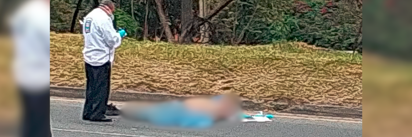 El accidente cerró toda la vía y por ello las personas caminaron buscando otras formas de llegar a sus destinos. /FOTO: CORTESÍA