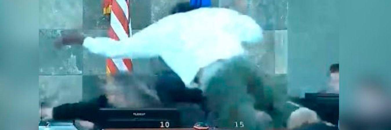 Momento en que el hombre se abalanza contra la jueza. /FOTO: CAPTURA DE PANTALLA. 