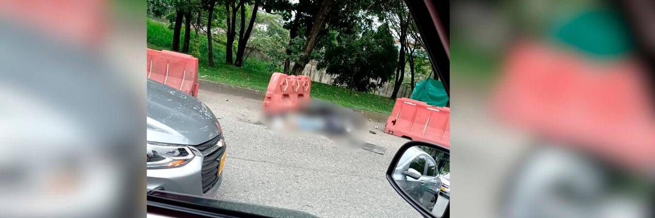 La víctima quedó tendida en el piso cerca a una obra que hay en el lugar. /FOTO: CORTESÍA DENUNCIAS ANTIOQUIA. 