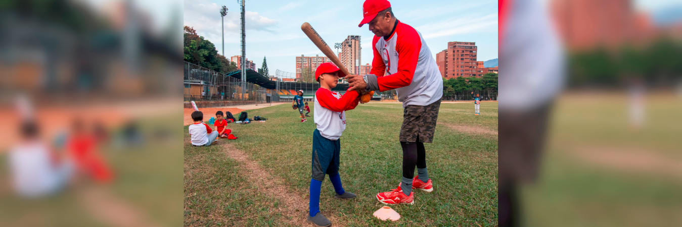 En el béisbol que se juega en Medellín hay espacio para todos. / FOTO: ESNEYDER GUTIÉRREZ