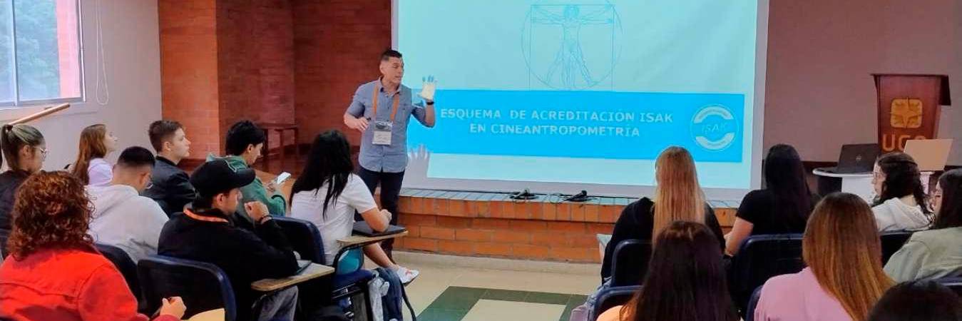 Joel llegó a Colombia y se dedica a enseñar a medir las partes del cuerpo. / FOTO: CORTESÍA
