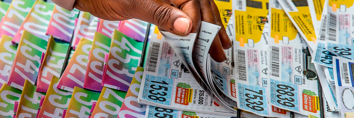 Venta de lotería en en centro de Medellín. /FOTO: JUAN ANTONIO SÁNCHEZ. 