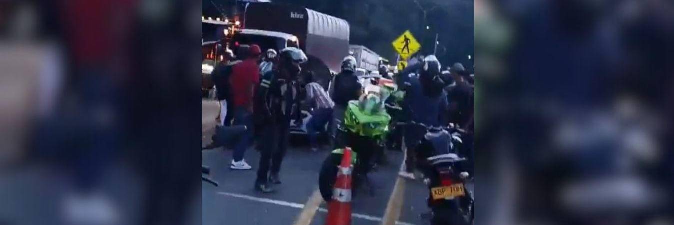 Los dos hombres que murieron en el sitio transportaban armas largas y munición en la maleta del vehículo. FOTO: CAPTURA DE PANTALLA - VIDEO CORTESÍA