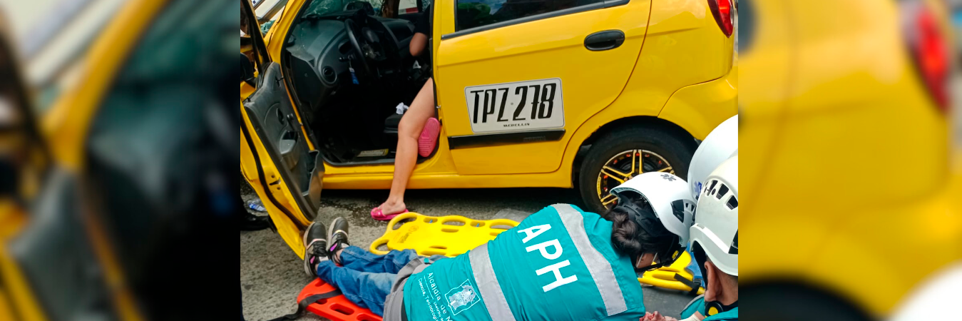 Momento en el que el taxista recibe atención médica tras el grave accidente. /FOTO: CORTESÍA