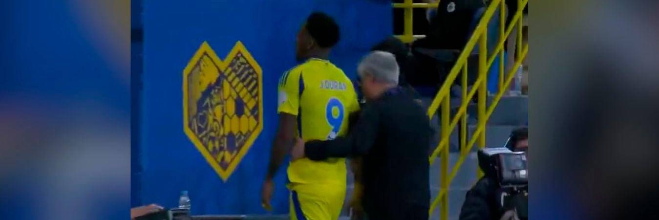 El jugador fue acompañado al camerino por miembros del club. /FOTO: CAPTURA DE PANTALLA