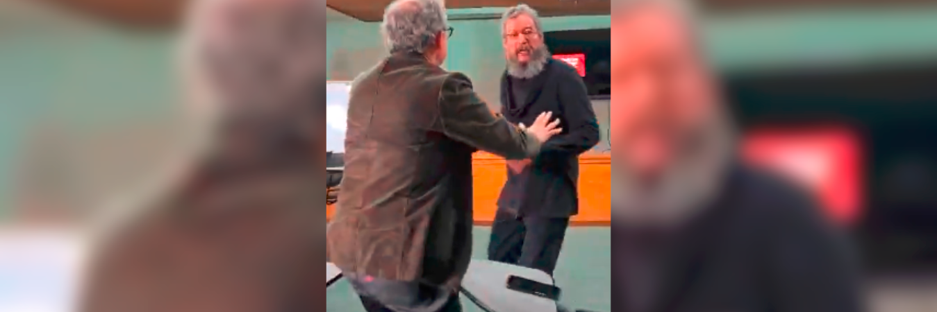 El profesor se fue directo a la docente mientras le decía que si quería conocer qué era la violencia de género. / FOTO: CAPTURA DE VIDEO