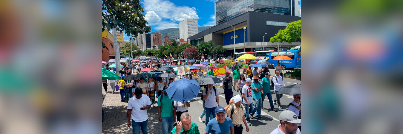 Con pancartas y arengas los manifestantes caminaron sobre la avenida Oriental. / FOTO: MANUEL SALDARRIGA. 