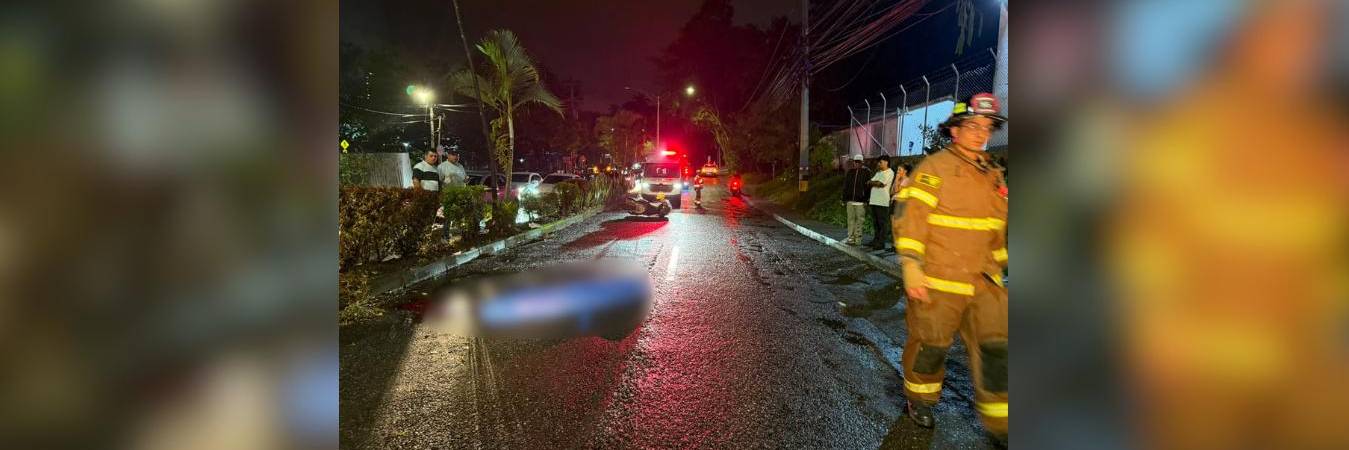 El cuerpo de la víctima quedó tendido en el piso mojado por las fuertes lluvias que se registraron durante la noche del sábado y la madrugada de este domingo. FOTO: CORTESÍA ALCALDÍA DE BELLO