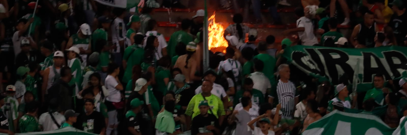 Algunos hinchas le prendieron fuego a las sillas y a otros objetos en la tribuna. /FOTO: JAIME PÉREZ MUNÉVAR