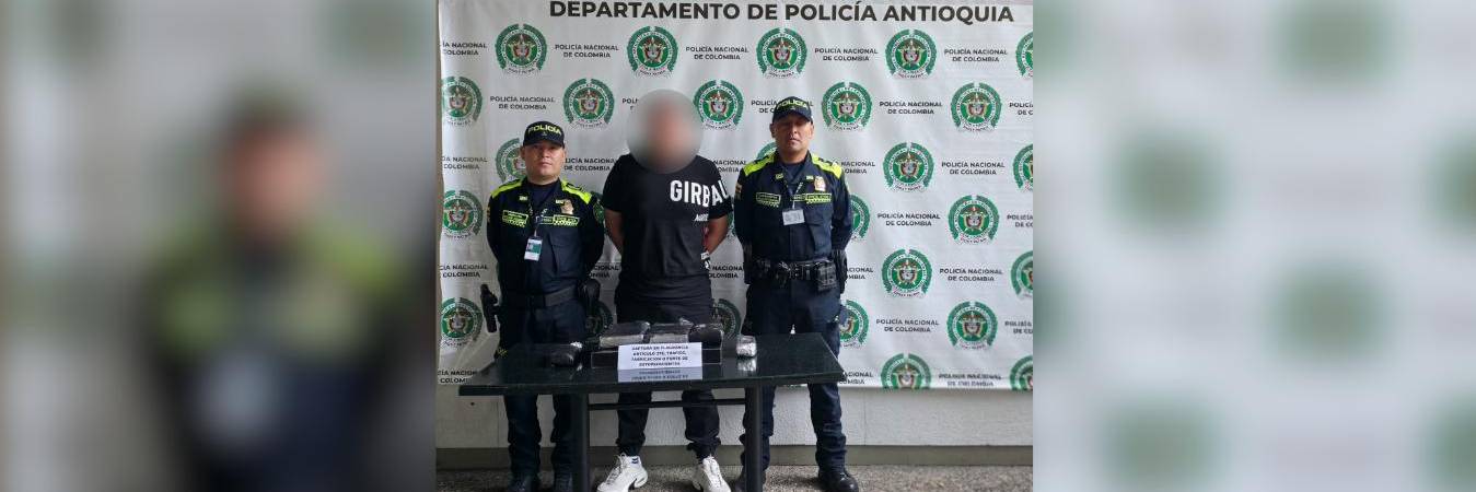 Sujeto capturado en el aeropuerto José María Córdova con 5 kilos de cocaína. /FOTO: DEPARTAMENTO DE POLICÍA ANTIOQUIA 