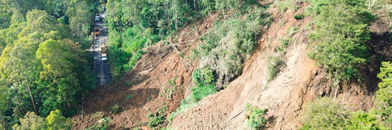 Autoridades tratan de descartar que hayan quedado personas atrapadas. /FOTO: MANUEL SALDARRIAGA. 