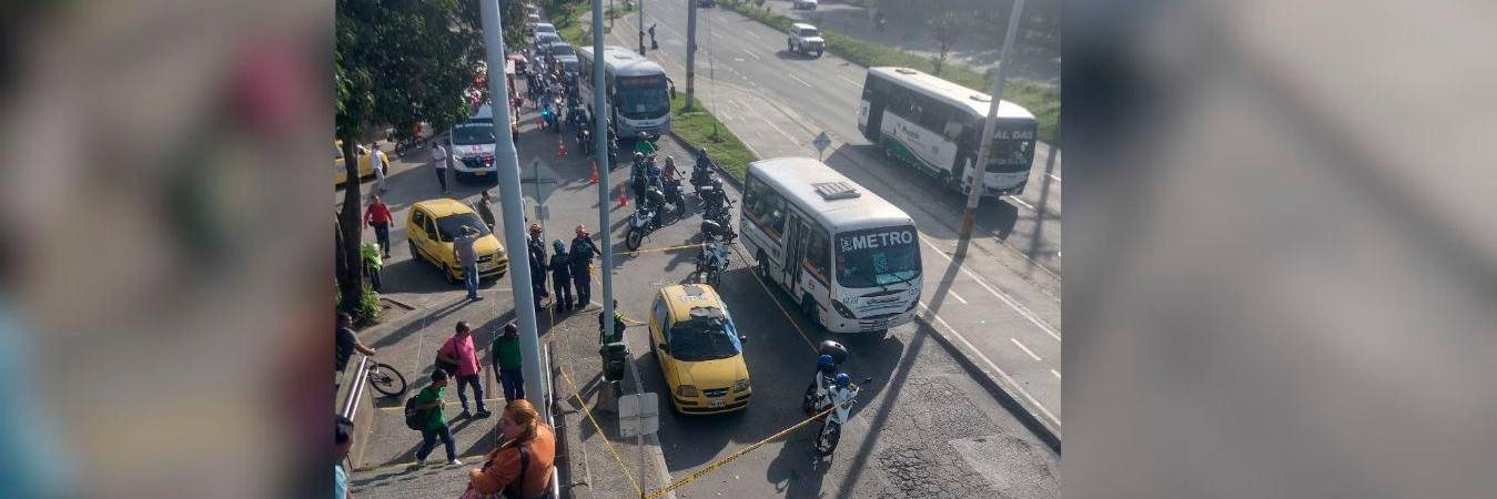 El conductor de este taxi perdió la vida en el lugar. /FOTO: CORTESÍA DENUNCIAS ANTIOQUIA.