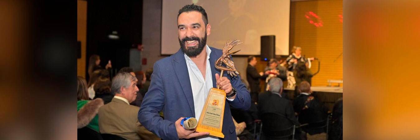 El fotógrafo viajó a Bogotá para recibir su premio. /FOTO: CORTESÍA