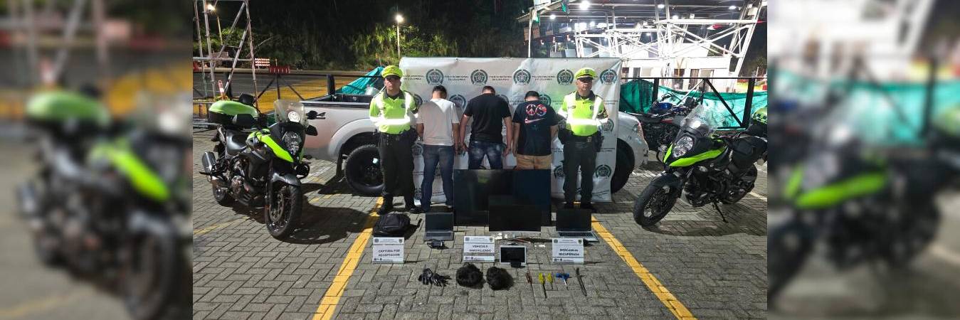 Los capturados y elementos recuperados. /FOTO: POLICÍA NACIONAL