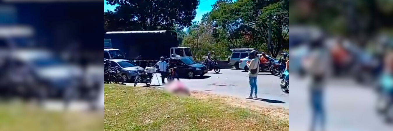 Varias personas con buen corazón socorrieron al habitante en condición de calle arrollado por una volqueta en medio de una pelea. /FOTO: CAPTURA DE VIDEO