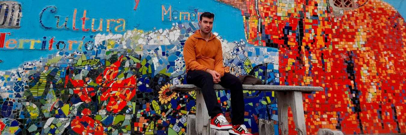 Mauricio Aristizábal, nuestro guía en la comuna 4, destaca la transformación del barrio Moravia gracias al arte y la cultrura. / FOTO: DANIEL GONZÁLEZ 