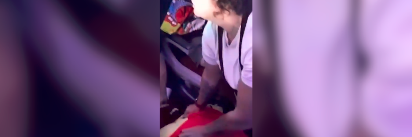 Las personas que no tuvieron heridas apoyaron a los que sí, mientras el avión llegaba a la primera parada. / FOTO: CAPTURA DE PANTALLA