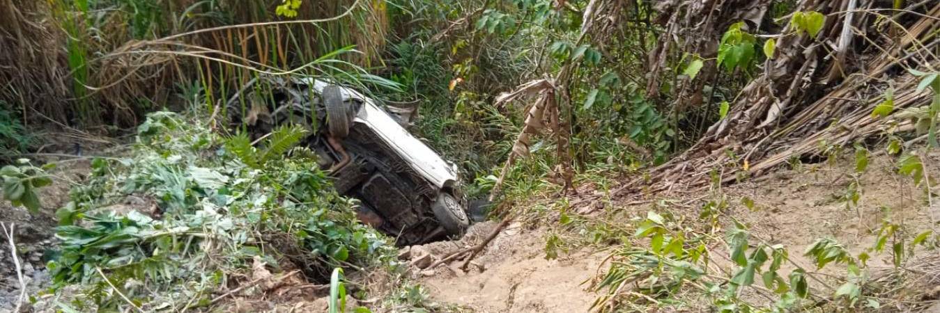 Una camioneta Ford blanca terminó precipitada en un abismo de 300 metros. /FOTO: CORTESÍA 