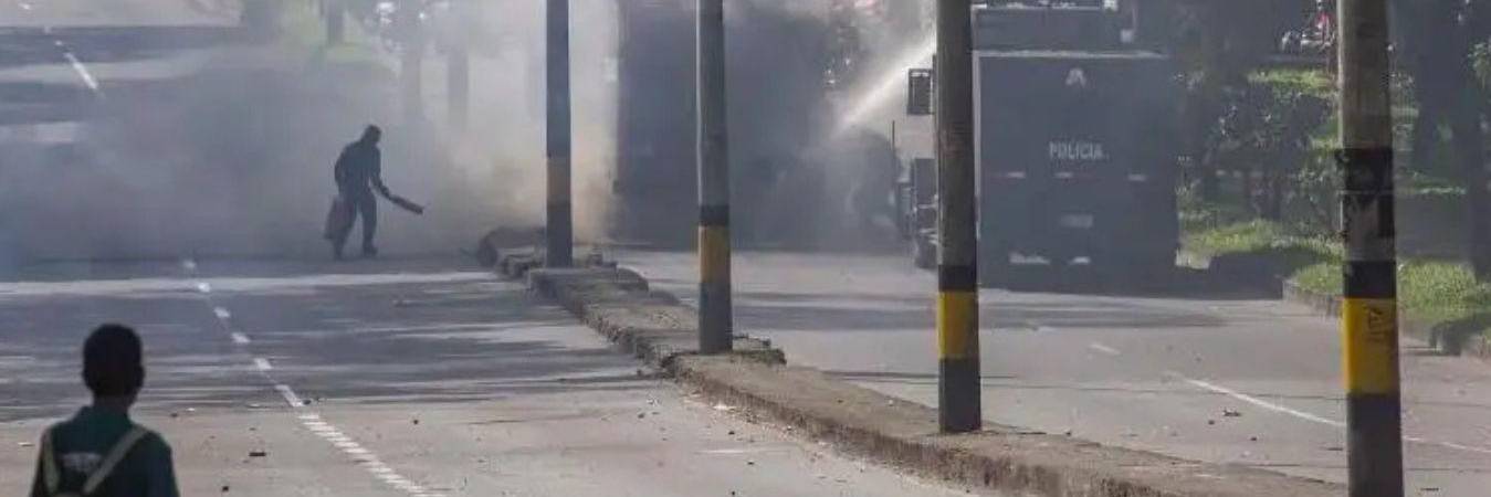 Evacúan la Universidad de Antioquia por disturbios y encapuchados. / FOTO: EL COLOMBIANO