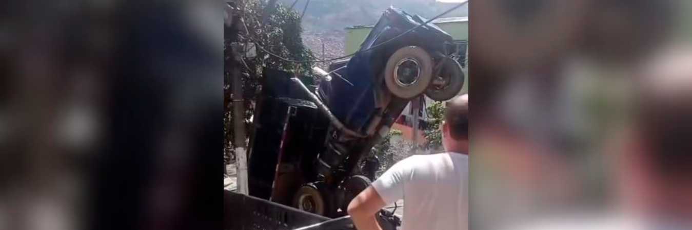 La volqueta terminó parada en su parte trasera. /FOTO: CAPTURA VIDEO FACEBOOK GABRIEL VILLA