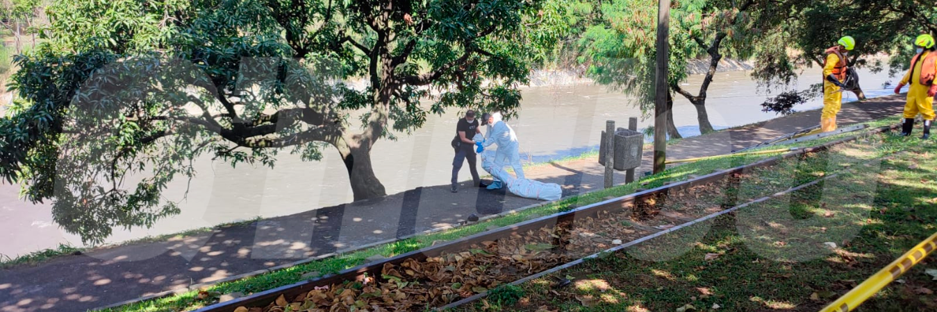 Levantamiento de un cuerpo en el Río Medellín. /FOTO: ANDRÉS GARCÍA