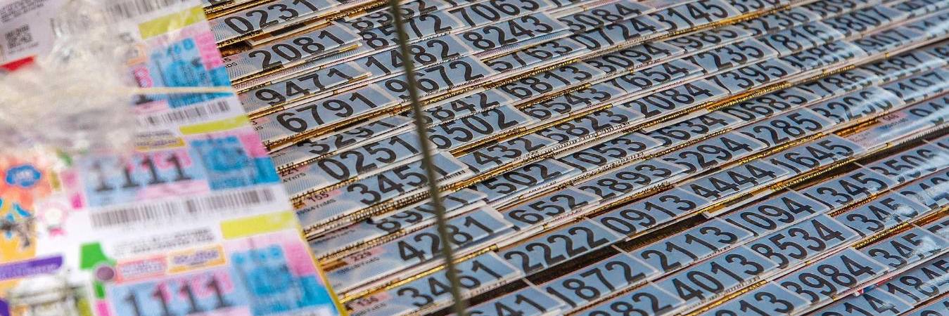Miles de billetes de lotería se comercializan a diario en las calles de Medallo. FOTO: CAMILO SUÁREZ